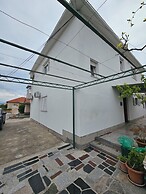 Oleander, Three-bedroom Apt in Trogir