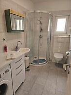 Oleander, Three-bedroom Apt in Trogir