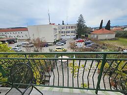 Oleander, Three-bedroom Apt in Trogir