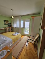Oleander, Three-bedroom Apt in Trogir