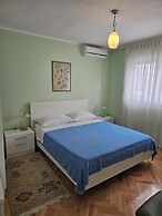 Oleander, Three-bedroom Apt in Trogir
