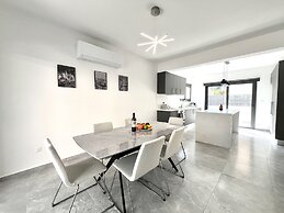 148 LIM - Stay Lumiere House