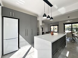 148 LIM - Stay Lumiere House