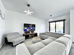 148 LIM - Stay Lumiere House