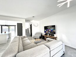 148 LIM - Stay Lumiere House