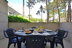 Ideal Getaway Flat With Solarium and Pool