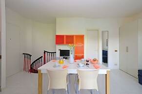 Ideal Getaway Flat With Solarium and Pool