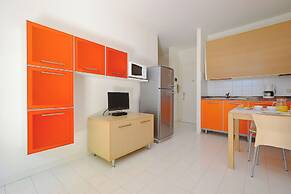Bright Getaway Flat With Pool