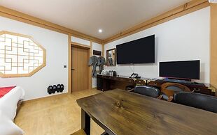 Yuseong Manwol Hotel (Hanok)