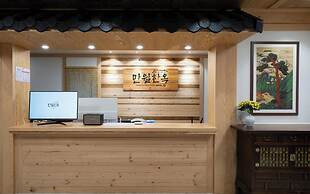 Yuseong Manwol Hotel (Hanok)
