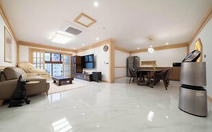 Yuseong Manwol Hotel (Hanok)