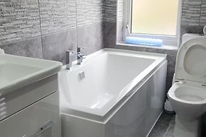 Parking - Garden - Wifi - Sleeps 4