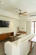 Private Jacuzzi and Balcony in 2-br Villa
