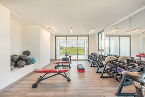 2br Apartment With Balcony and Views
