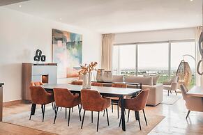 2br Apartment With Balcony and Views