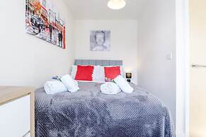 Spacious Home Ideal for Professionals Sleeps 8