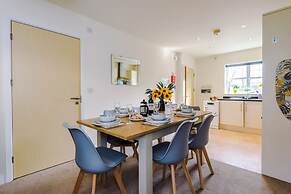 Spacious Home Ideal for Professionals Sleeps 8