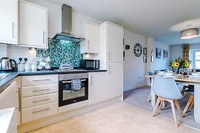 Spacious Home Ideal for Professionals Sleeps 8