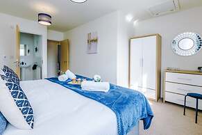 Spacious Home Ideal for Professionals Sleeps 8