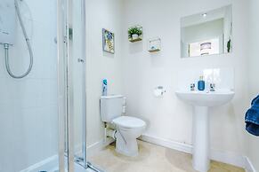 Spacious Home Ideal for Professionals Sleeps 8