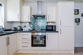 Spacious Home Ideal for Professionals Sleeps 8