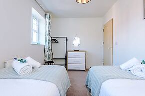Spacious Home Ideal for Professionals Sleeps 8