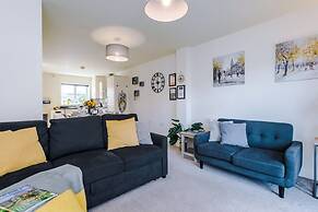 Spacious Home Ideal for Professionals Sleeps 8