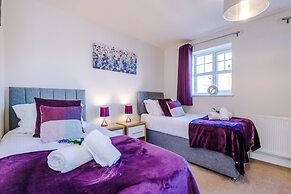 Spacious Home Ideal for Professionals Sleeps 8