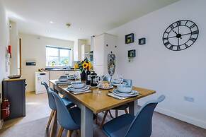 Spacious Home Ideal for Professionals Sleeps 8
