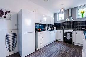 Perfect for Business Large Groups Sleeps 8