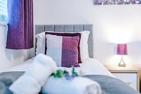 Modern House Ideal for Contractors Sleeps 8