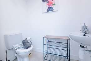 Modern House Ideal for Contractors Sleeps 8