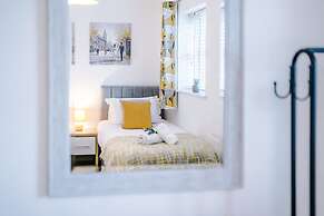 Modern House Ideal for Contractors Sleeps 8