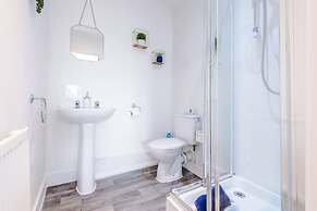 Modern House Ideal for Contractors Sleeps 8
