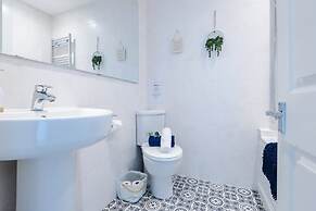 Stunning Home Perfect for Groups Free Parking