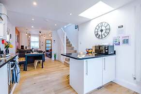 Stunning Home Perfect for Groups Free Parking
