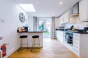 Stunning Home Perfect for Groups Free Parking
