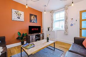 Stunning Home Perfect for Groups Free Parking