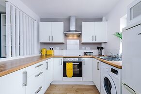 Stylish Home Incredible Location Sleeps 5
