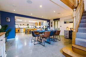 Luxurious Private Home w Hot Tub Log Burner