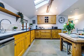 Luxurious Private Home w Hot Tub Log Burner