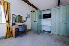 Luxurious Private Home w Hot Tub Log Burner