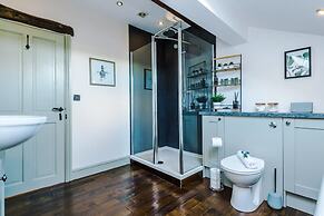 Luxurious Private Home w Hot Tub Log Burner
