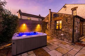 Luxurious Private Home w Hot Tub Log Burner