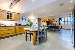 Luxurious Private Home w Hot Tub Log Burner