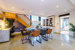 Luxurious Private Home w Hot Tub Log Burner