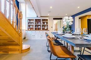 Luxurious Private Home w Hot Tub Log Burner