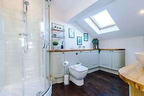 Luxurious Private Home w Hot Tub Log Burner