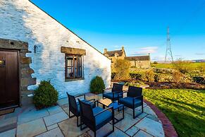 Luxurious Private Home w Hot Tub Log Burner