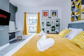 Stylish Spacious Home Great Location Sleeps 6